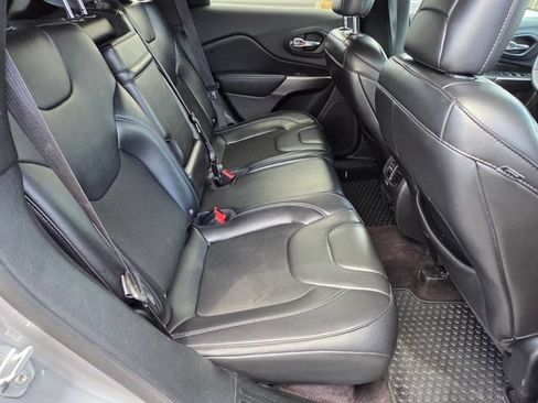 Used 2019 Jeep Cherokee Latitude Plus w/ Comfort/Convenience Group AWD/4WD image 15