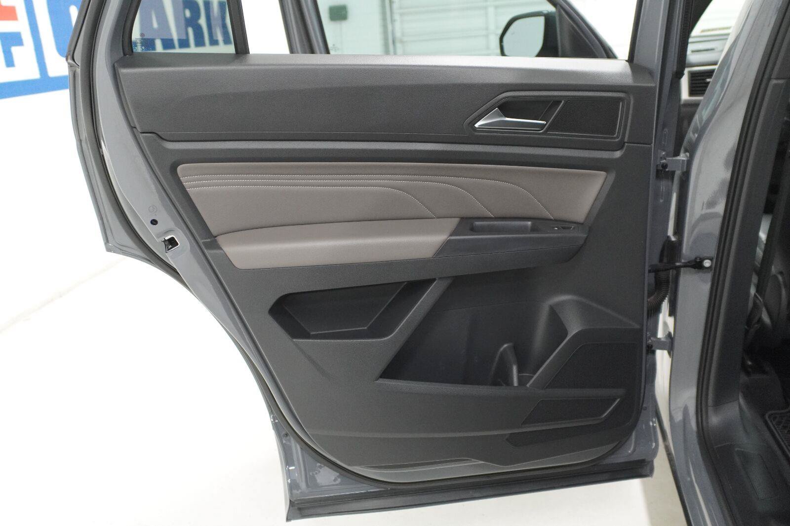 Used 2021 Volkswagen Atlas Cross Sport SE w/ Panoramic Sunroof Package FWD image 27
