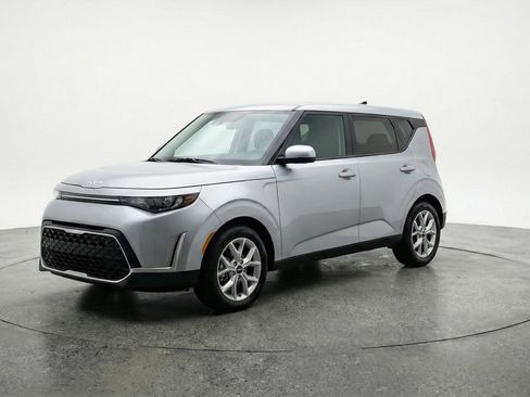 Used 2025 Kia Soul LX w/ LX Technology Package image 2