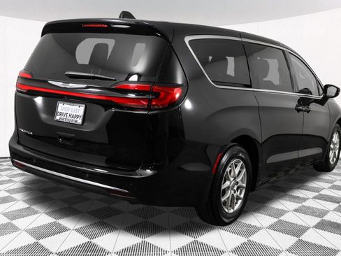 Used 2024 Chrysler Pacifica Touring-L FWD image 14