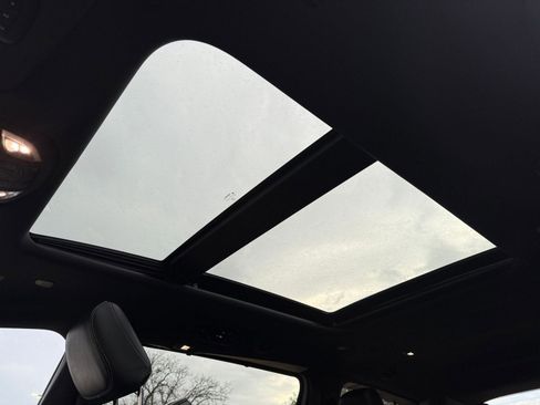 Used 2025 Chrysler Pacifica Limited image 33