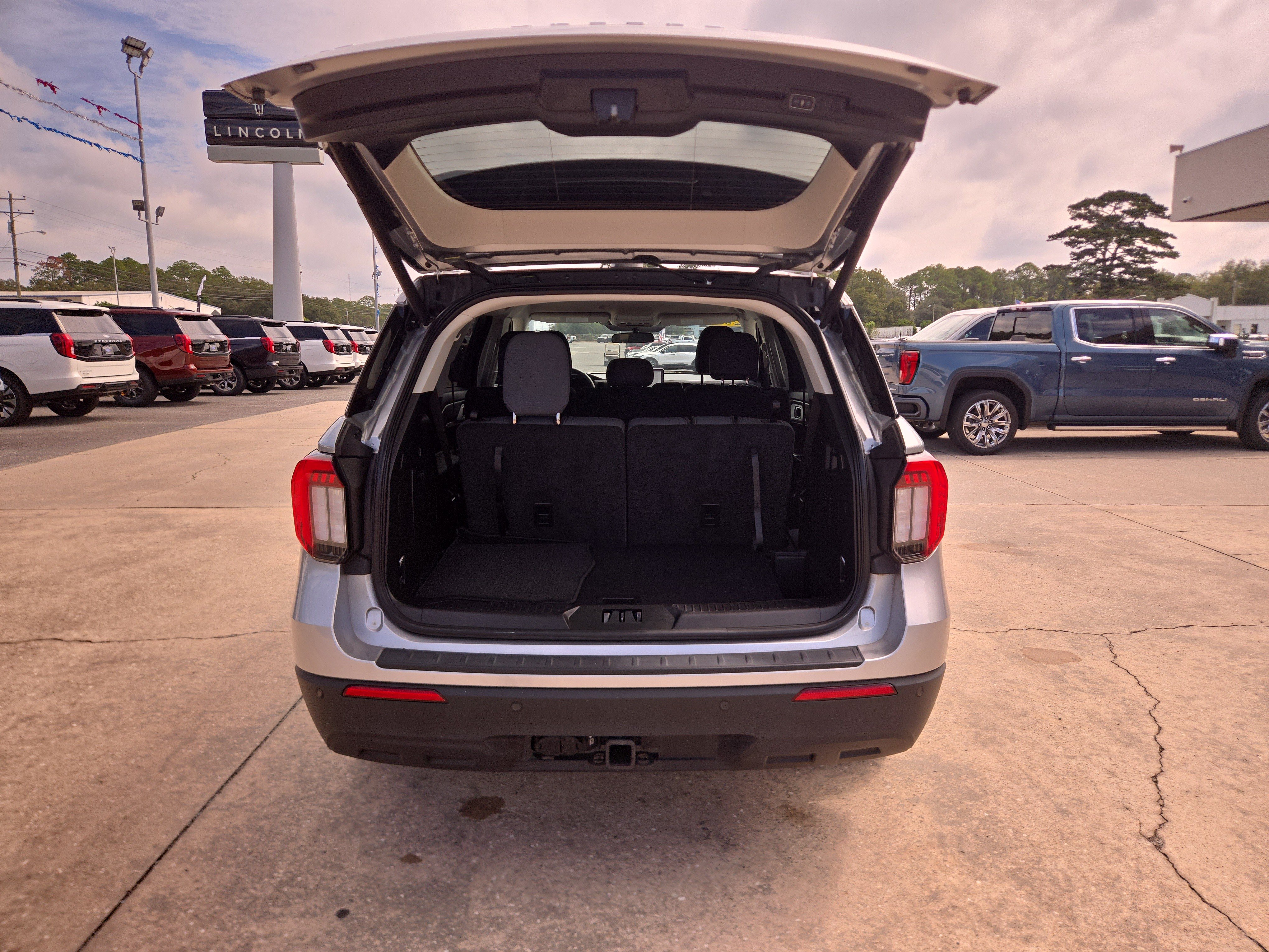 Used 2025 Ford Explorer Active RWD image 8