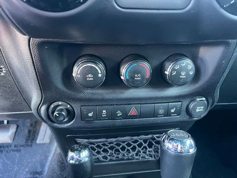 Used 2016 Jeep Wrangler Unlimited Sahara image 29