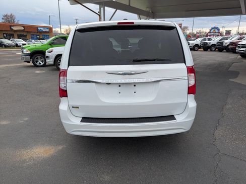 Used 2016 Chrysler Town & Country Touring w/ Driver Convenience Group image 6