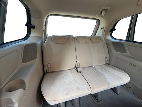 Used 2010 Kia Sedona LX FWD image 22