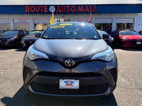 Used 2022 Toyota C-HR XLE image 3