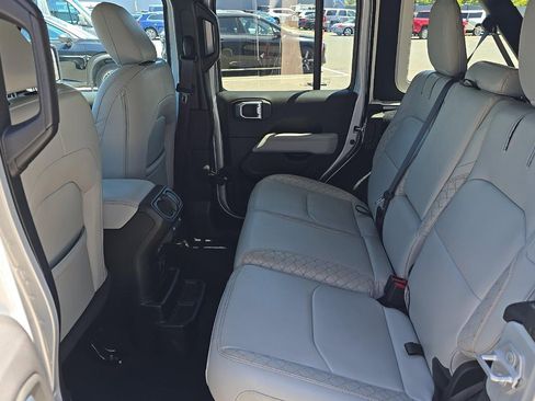 Used 2022 Jeep Wrangler Unlimited Sahara AWD/4WD image 10