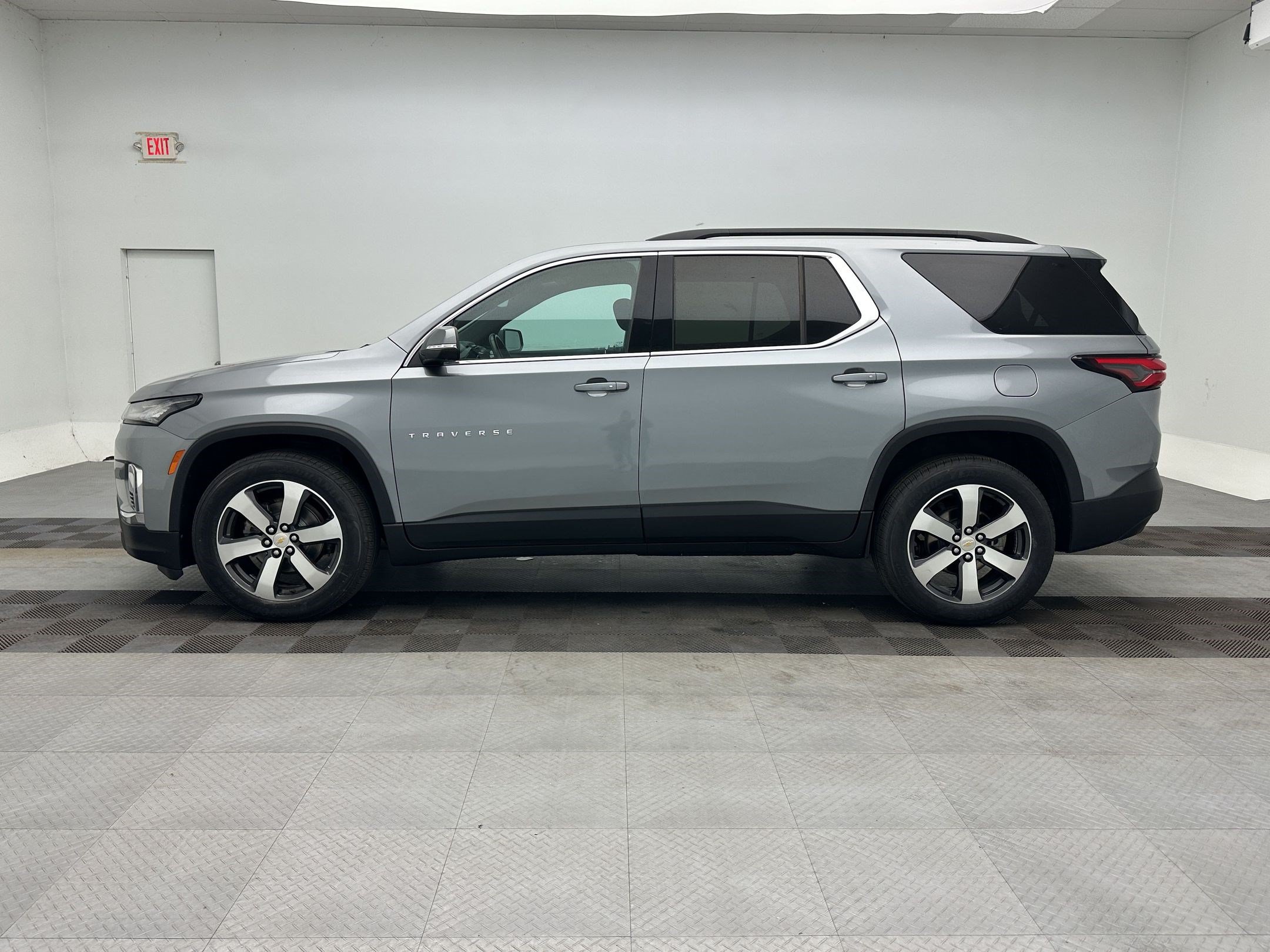 Certified 2023 Chevrolet Traverse LT w/ LT Premium Package AWD/4WD image 2