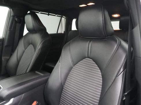 Used 2021 Toyota Highlander XSE FWD image 11