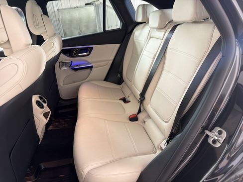Used 2025 Mercedes-Benz GLC 300 4MATIC image 23