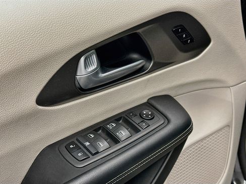 Used 2024 Chrysler Pacifica Touring-L FWD image 15