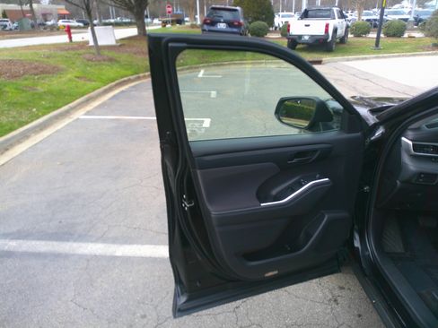 Used 2022 Toyota Highlander LE image 17