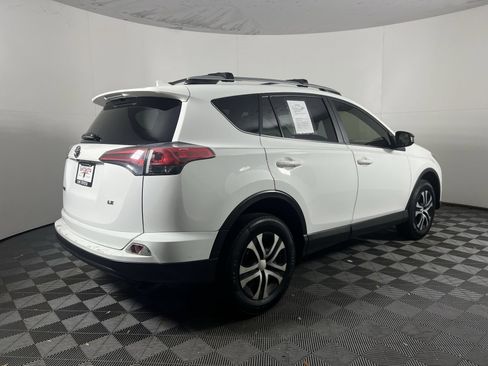 Used 2018 Toyota RAV4 LE FWD image 4
