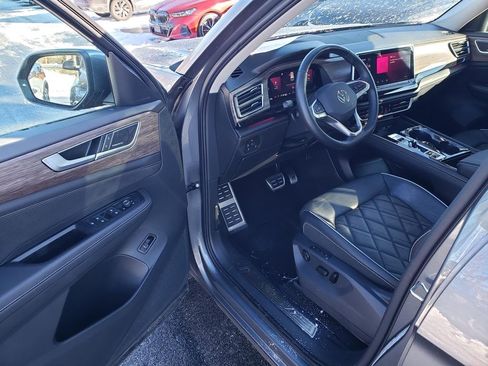 Used 2025 Volkswagen Atlas SEL Premium R-Line image 9