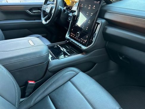 Used 2025 GMC Yukon XL Denali image 17