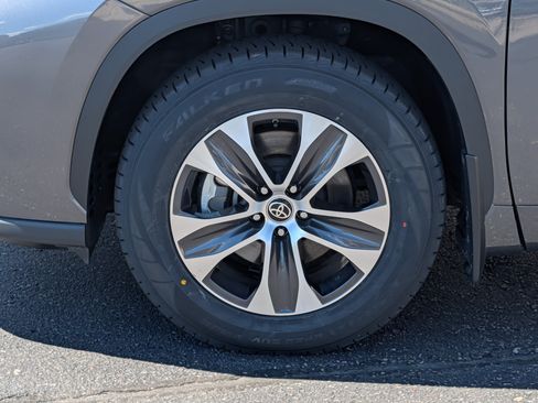 Used 2021 Toyota Highlander XLE AWD/4WD image 15