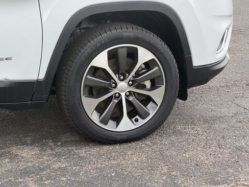 Used 2022 Jeep Cherokee Limited w/ Elite Package AWD/4WD image 32