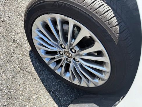 Used 2020 Toyota Avalon Limited w/ Advanced Safety Package FWD image 11