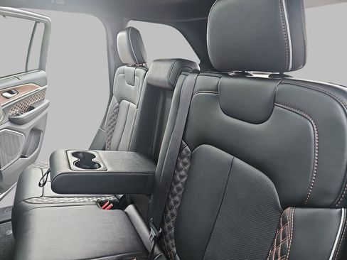 Used 2023 Jeep Grand Cherokee Summit w/ Luxury Tech Group V AWD/4WD image 18