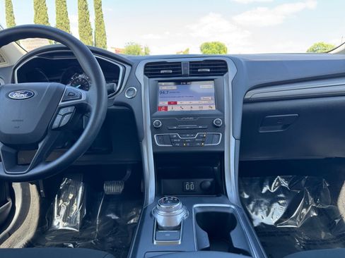 Used 2019 Ford Fusion SE FWD image 15