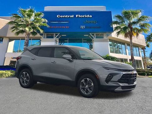 Used 2025 Chevrolet Blazer LT AWD/4WD image 2