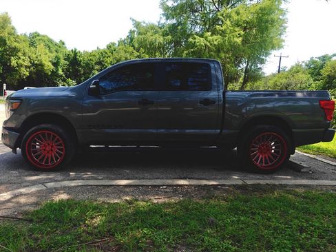 Used 2019 Nissan Titan SV w/ SV Convenience Package RWD image 11
