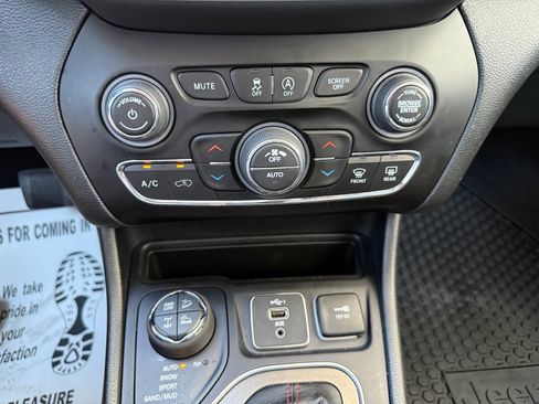 Used 2022 Jeep Cherokee Trailhawk w/ Comfort/Convenience Group AWD/4WD image 26
