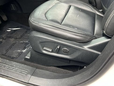 Used 2018 Ford Explorer XLT w/ Equipment Group 202A FWD image 15