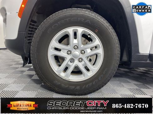 Used 2023 Jeep Grand Cherokee Laredo image 9