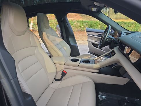 Used 2021 Porsche Taycan image 10