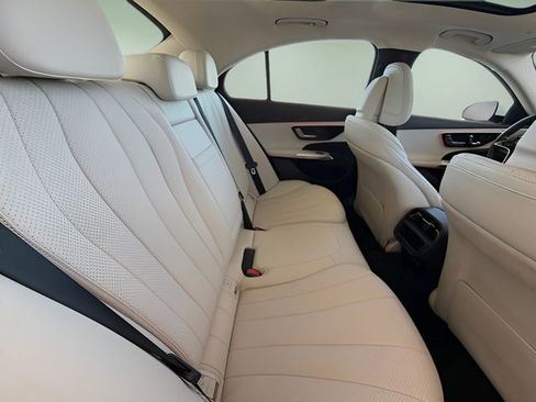 Used 2025 Mercedes-Benz E 350 Sedan image 31