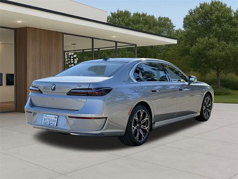 Used 2025 BMW i7 eDrive50 image 8