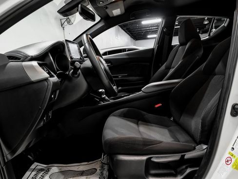 Used 2019 Toyota C-HR XLE image 4