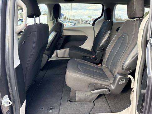 Used 2023 Chrysler Voyager LX image 28