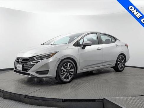 Used 2025 Nissan Versa SV FWD image 2