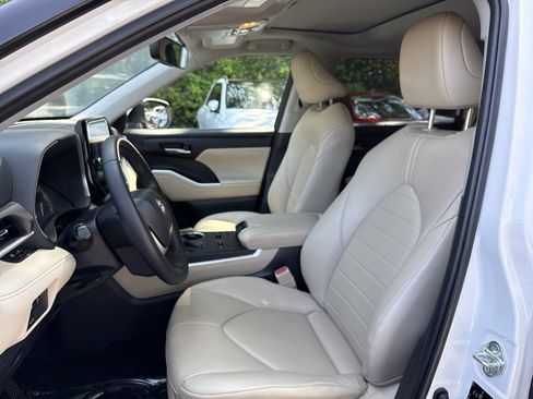 Used 2023 Toyota Highlander XLE FWD image 16