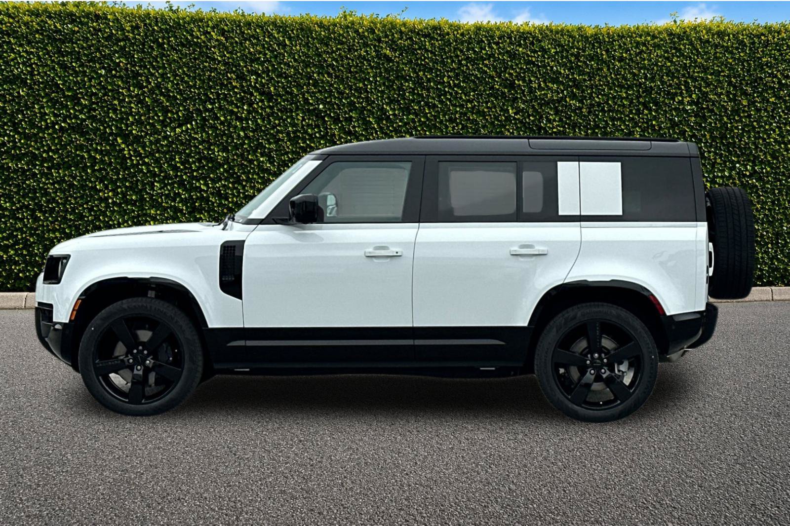 New 2026 Land Rover Defender 110 X-Dynamic SE AWD/4WD image 3