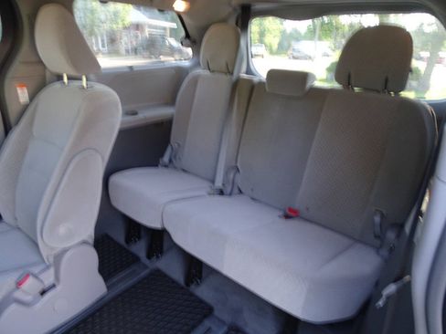 Used 2018 Toyota Sienna LE AWD image 31