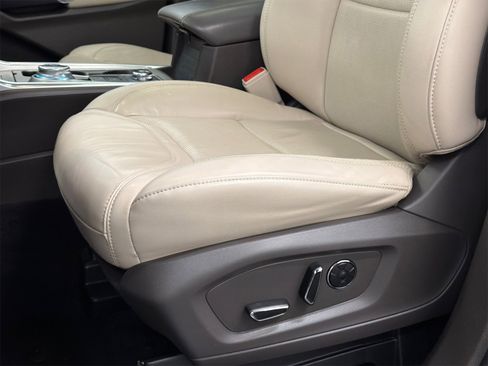 Used 2020 Ford Explorer Platinum w/ Premium Technology Package image 17