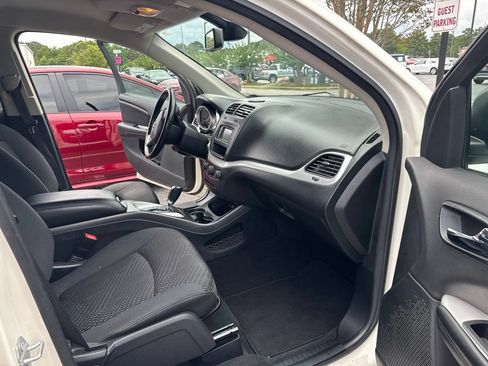 Used 2018 Dodge Journey SE w/ Connectivity Group FWD image 12