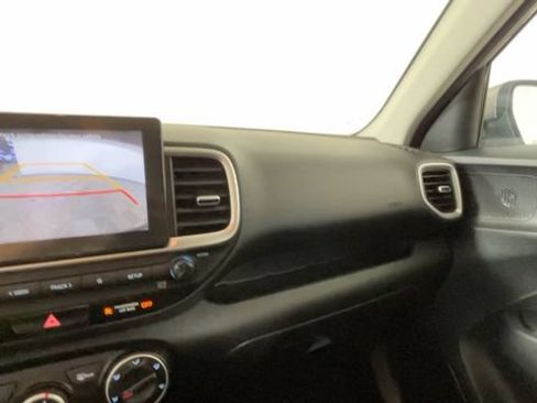 Used 2025 Hyundai Venue SE FWD image 32