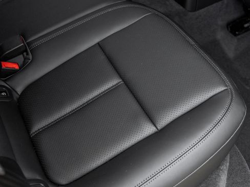 Certified 2026 Porsche Macan AWD/4WD image 33