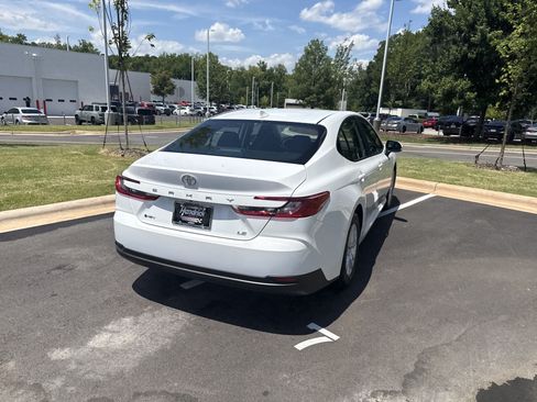 Used 2026 Toyota Camry LE w/ Convenience Package FWD image 17