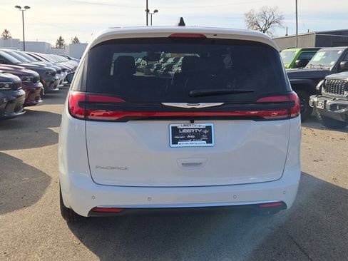 New 2026 Chrysler Pacifica Select image 11