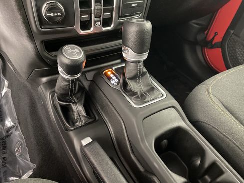 Used 2025 Jeep Wrangler Unlimited Sahara AWD/4WD image 29
