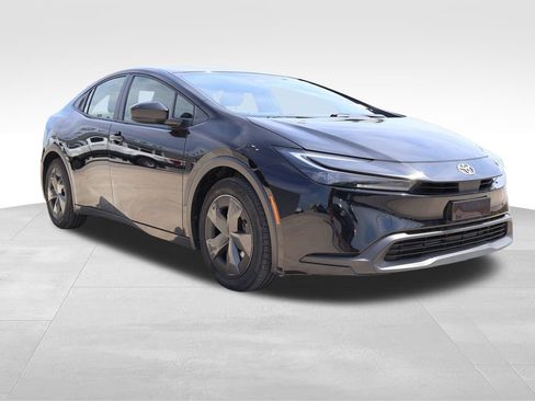 Used 2025 Toyota Prius LE FWD image 6