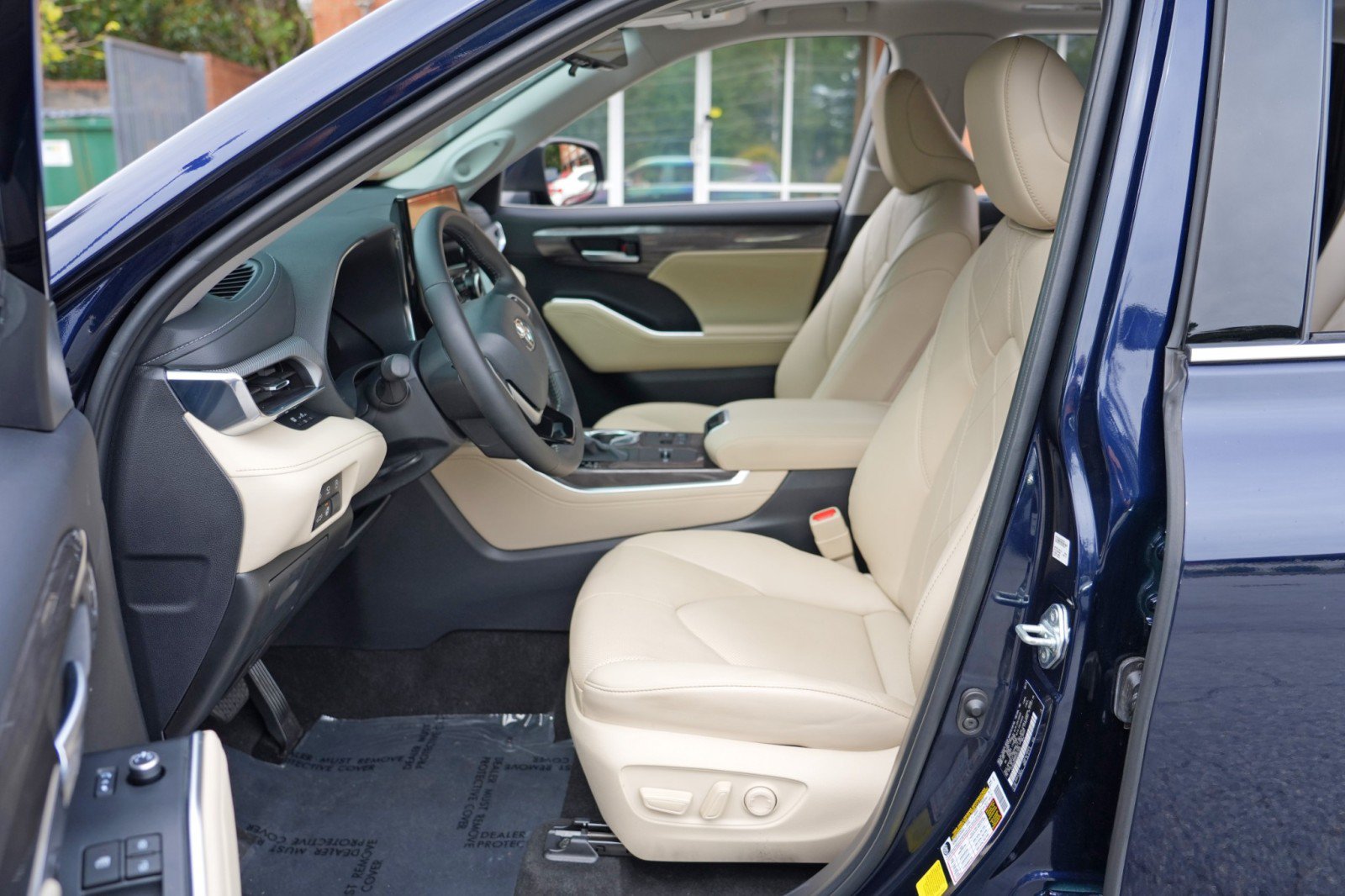 Used 2024 Toyota Highlander Platinum FWD image 17