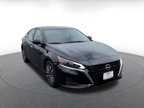 Used 2025 Nissan Altima 2.5 SV FWD image 3