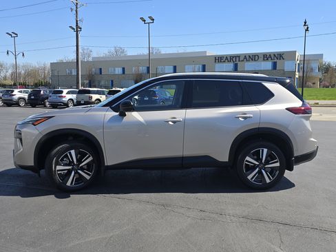 Used 2025 Nissan Rogue SL w/ Tech Package image 4