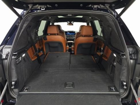 Used 2025 BMW X7 M60i image 9